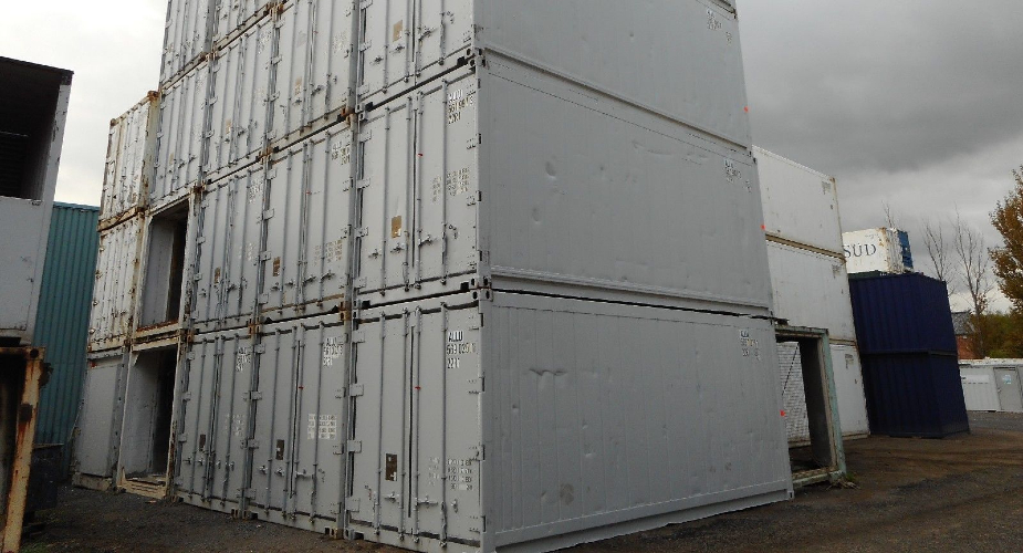  Refrigerated shipping container - external rear view	